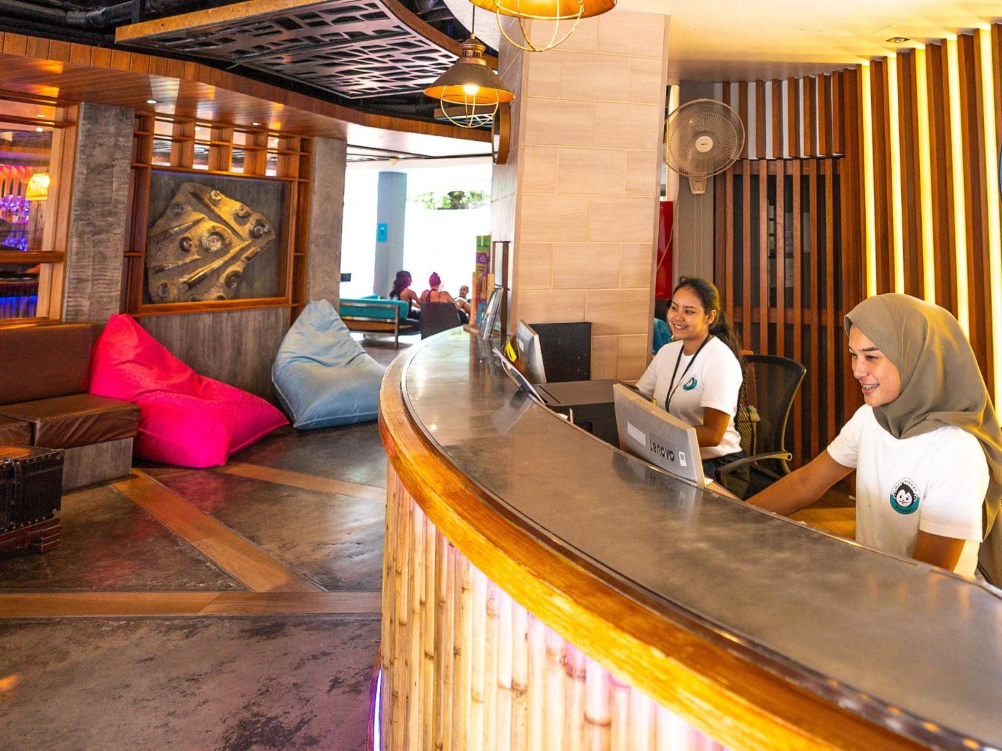 Mad Monkey Phuket Vandrerhjem Patong Eksteriør bilde
