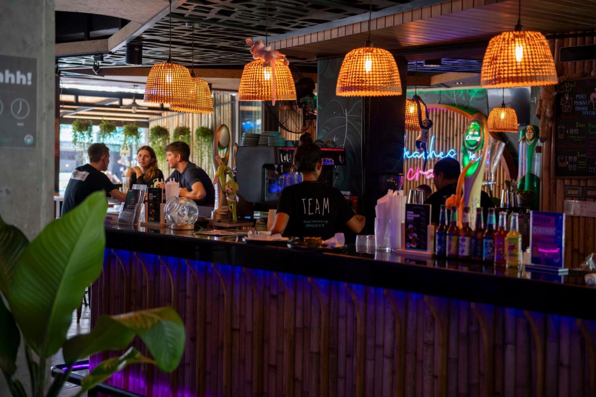 Mad Monkey Phuket Vandrerhjem Patong Eksteriør bilde