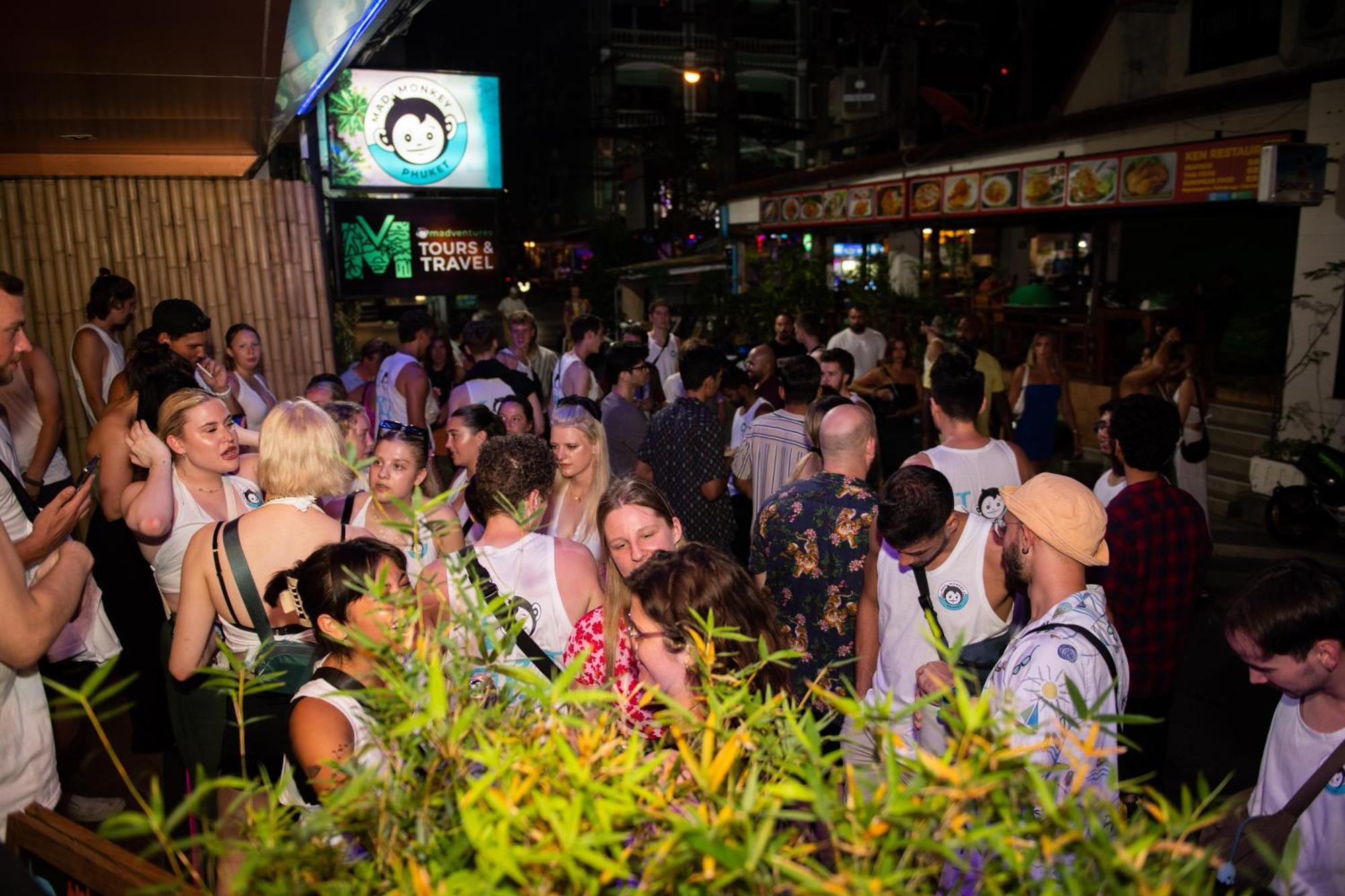 Mad Monkey Phuket Vandrerhjem Patong Eksteriør bilde